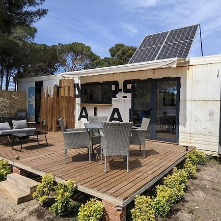 Cooltainer Retreat: Sustainable Coastal Forest Tiny House Near Barcelona Castelldefels Dış mekan fotoğraf