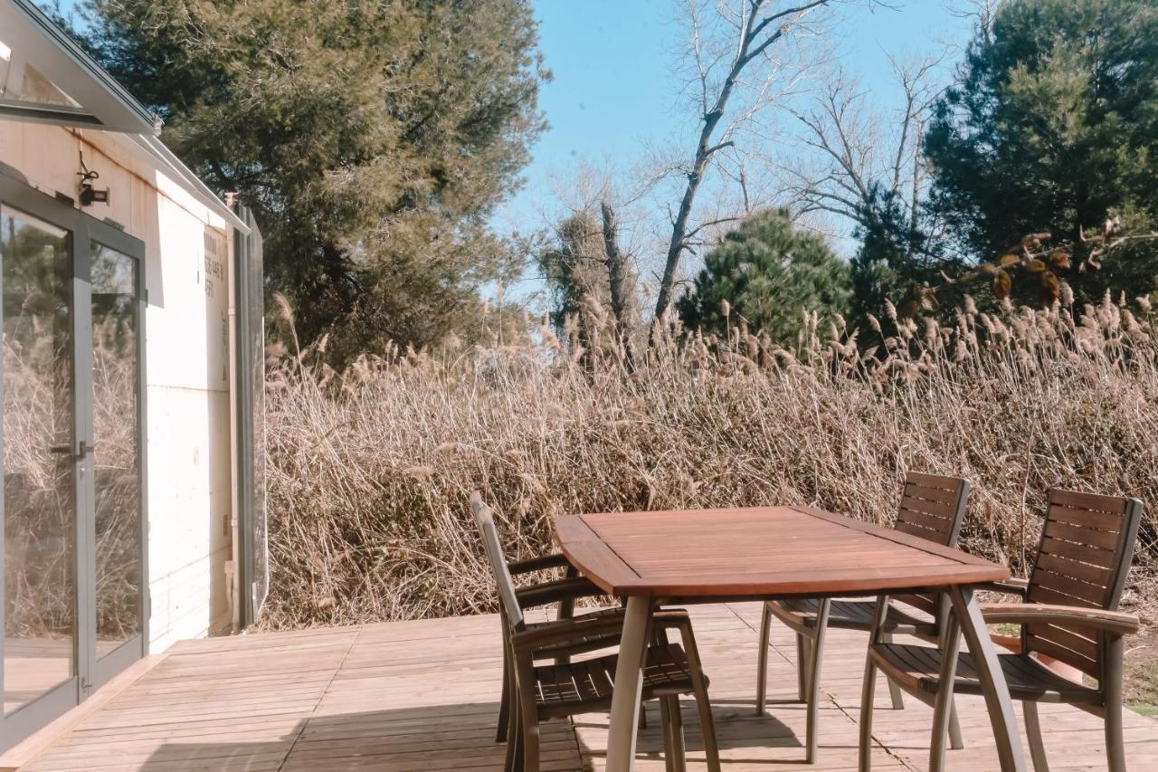 Cooltainer Retreat: Sustainable Coastal Forest Tiny House Near Barcelona Castelldefels Dış mekan fotoğraf