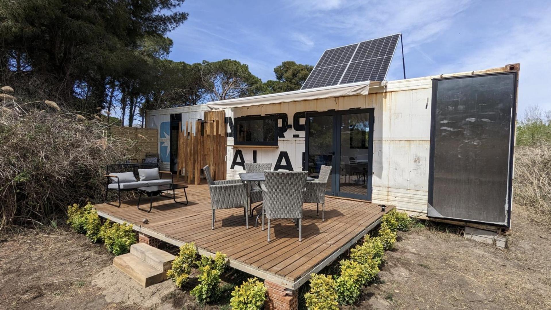 Cooltainer Retreat: Sustainable Coastal Forest Tiny House Near Barcelona Castelldefels Dış mekan fotoğraf