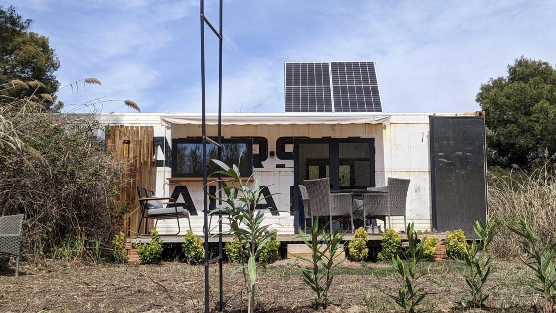 Cooltainer Retreat: Sustainable Coastal Forest Tiny House Near Barcelona Castelldefels Dış mekan fotoğraf